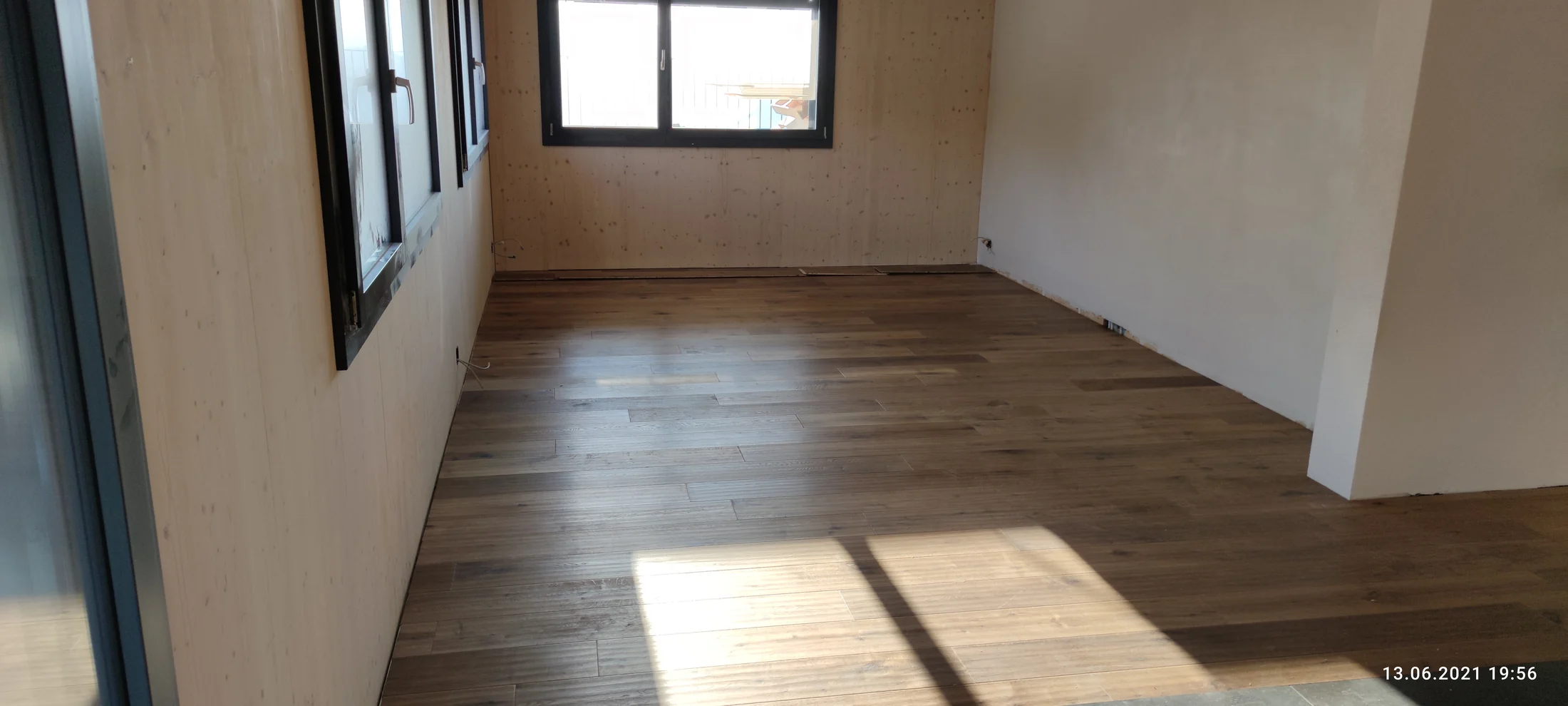 Derselbe Raum mit frisch verlegtem Holzfussboden