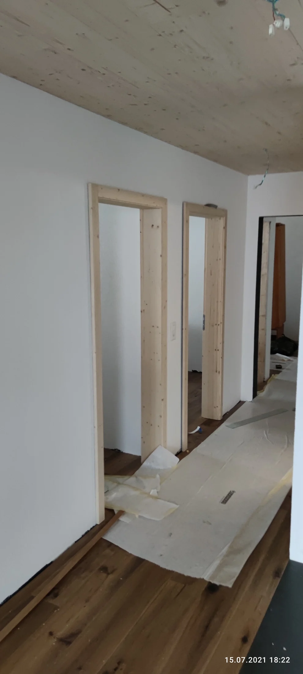 Montierte Holzrahmen im Flur