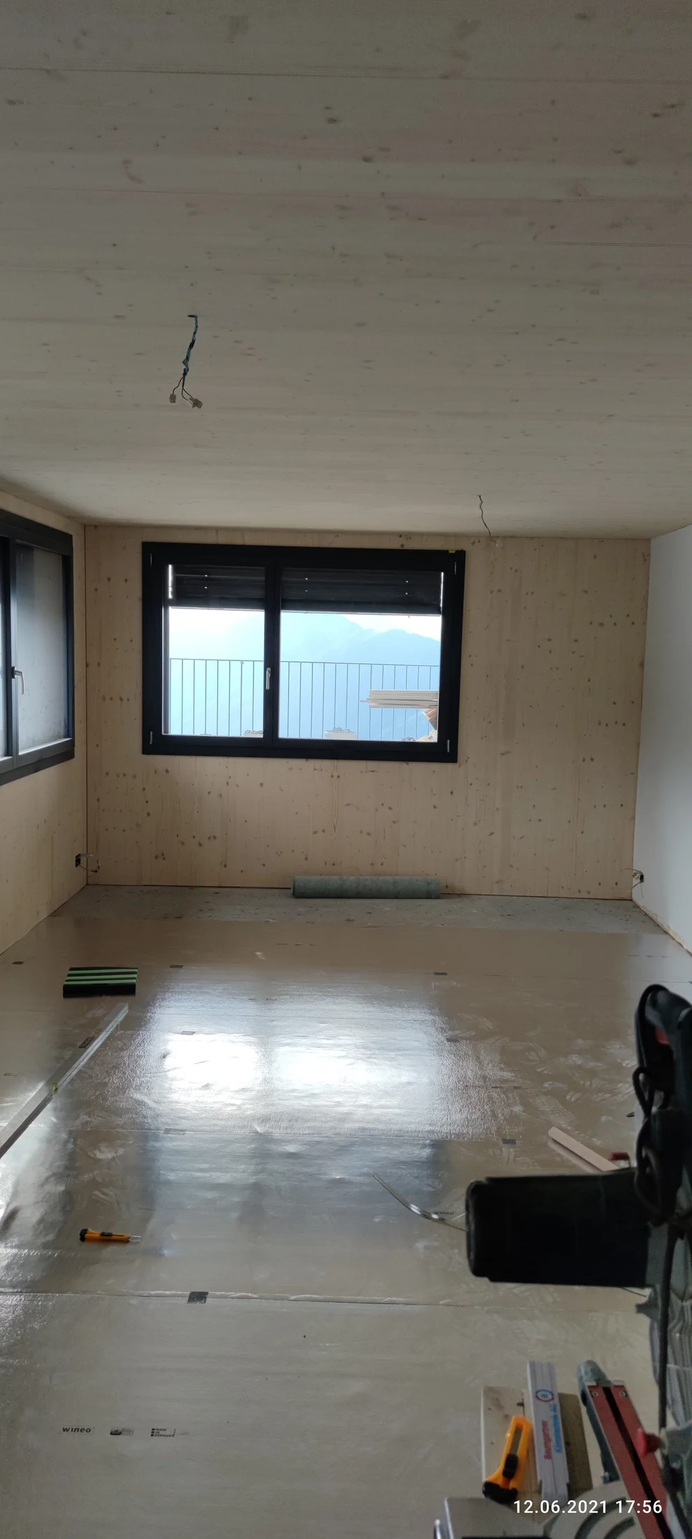 Derselbe Raum vor der Bodenverlegung, mit abgedecktem Untergrund