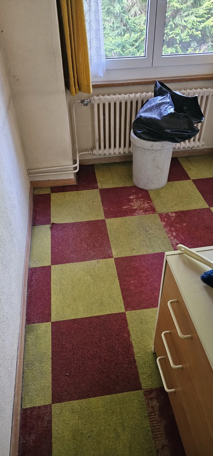 Alter rot-grüner Bodenbelag vor der Erneuerung