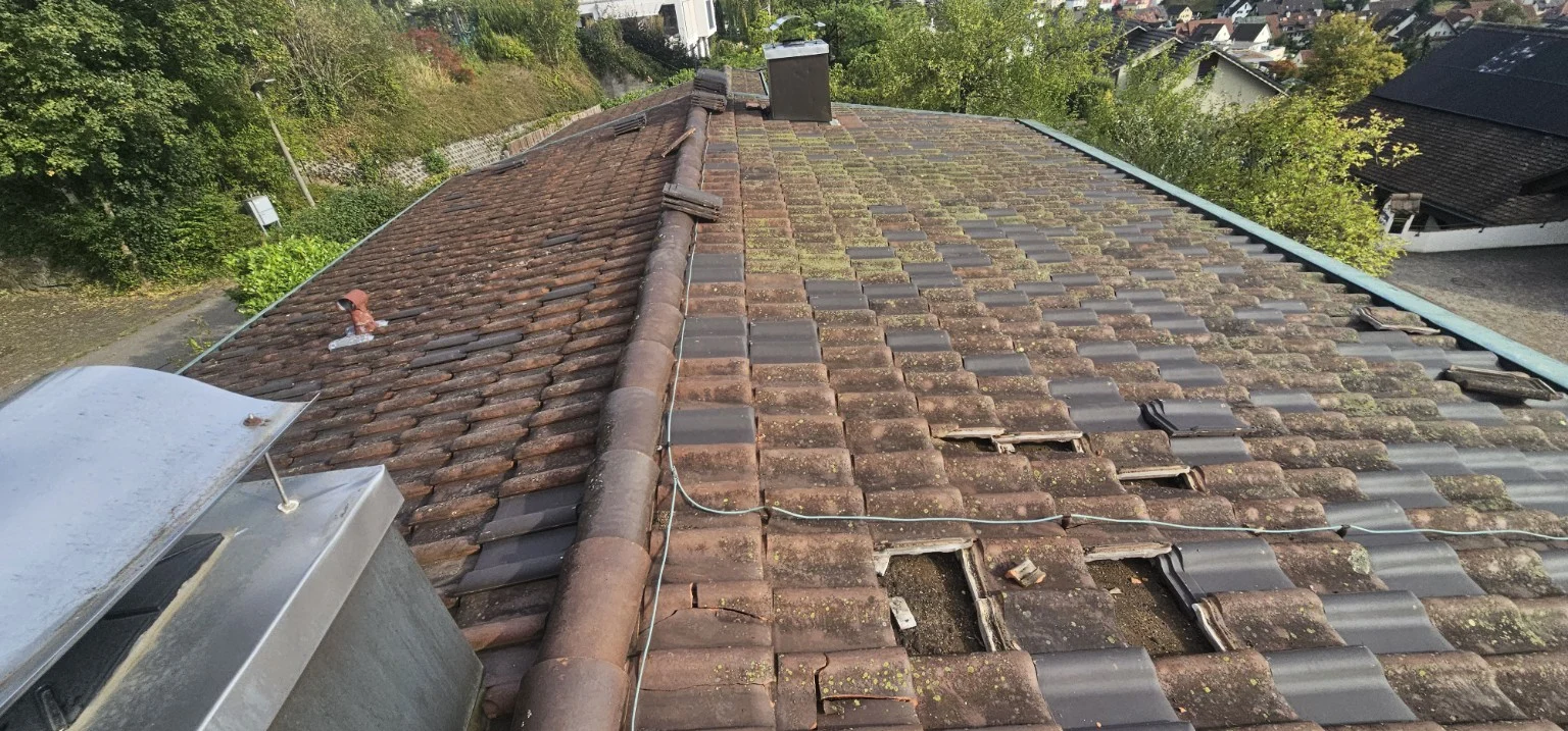 Teilweise ersetzte Ziegel und offene Schadstellen während der Reparatur